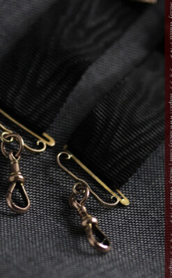 輝く金無垢の盾飾り 布タイプの懐中時計チェーン-C0489-11