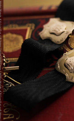 輝く金無垢の盾飾り 布タイプの懐中時計チェーン-C0489-16