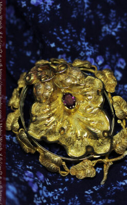 存在感ある秀麗なアンティーク 大粒ルビーと18金の大きな花形ブローチ-A0306-1