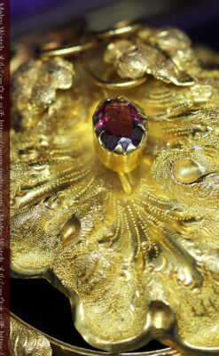 存在感ある秀麗なアンティーク 大粒ルビーと18金の大きな花形ブローチ-A0306-2