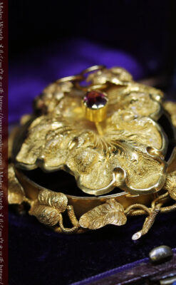 存在感ある秀麗なアンティーク 大粒ルビーと18金の大きな花形ブローチ-A0306-4