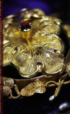 存在感ある秀麗なアンティーク 大粒ルビーと18金の大きな花形ブローチ-A0306-7