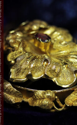 存在感ある秀麗なアンティーク 大粒ルビーと18金の大きな花形ブローチ-A0306-8