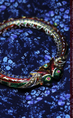 芸術的なエナメル装飾に宝石を鏤めた22金のアンティークバングル・ブレスレット-A0307-1