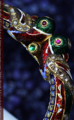 芸術的なエナメル装飾に宝石を鏤めた22金のアンティークバングル・ブレスレット-A0307-10