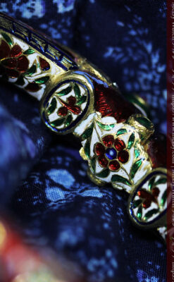 芸術的なエナメル装飾に宝石を鏤めた22金のアンティークバングル・ブレスレット-A0307-11