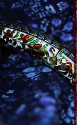 芸術的なエナメル装飾に宝石を鏤めた22金のアンティークバングル・ブレスレット-A0307-12