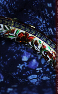 芸術的なエナメル装飾に宝石を鏤めた22金のアンティークバングル・ブレスレット-A0307-14