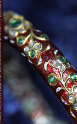 芸術的なエナメル装飾に宝石を鏤めた22金のアンティークバングル・ブレスレット-A0307-21
