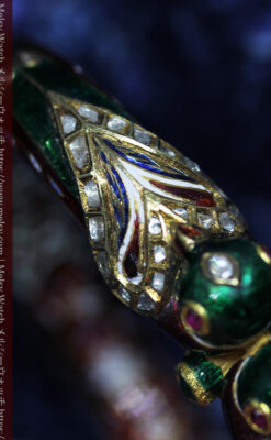 芸術的なエナメル装飾に宝石を鏤めた22金のアンティークバングル・ブレスレット-A0307-25