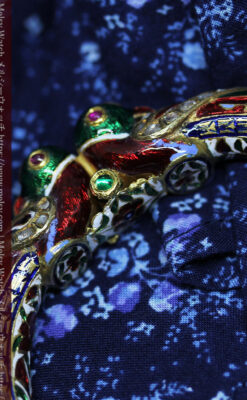 芸術的なエナメル装飾に宝石を鏤めた22金のアンティークバングル・ブレスレット-A0307-26