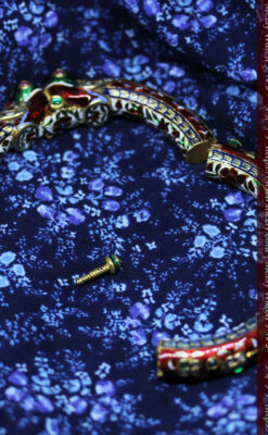 芸術的なエナメル装飾に宝石を鏤めた22金のアンティークバングル・ブレスレット-A0307-31