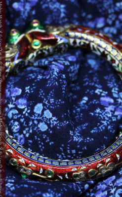 芸術的なエナメル装飾に宝石を鏤めた22金のアンティークバングル・ブレスレット-A0307-5