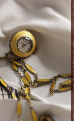 ブヘラの銀無垢ネックレス時計 梔子色のエナメル装飾【1960年頃】-P2302-1
