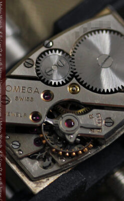 オメガのシックな黒色文字盤 品ある縦長アンティーク腕時計 【1940年製】-W1529-26