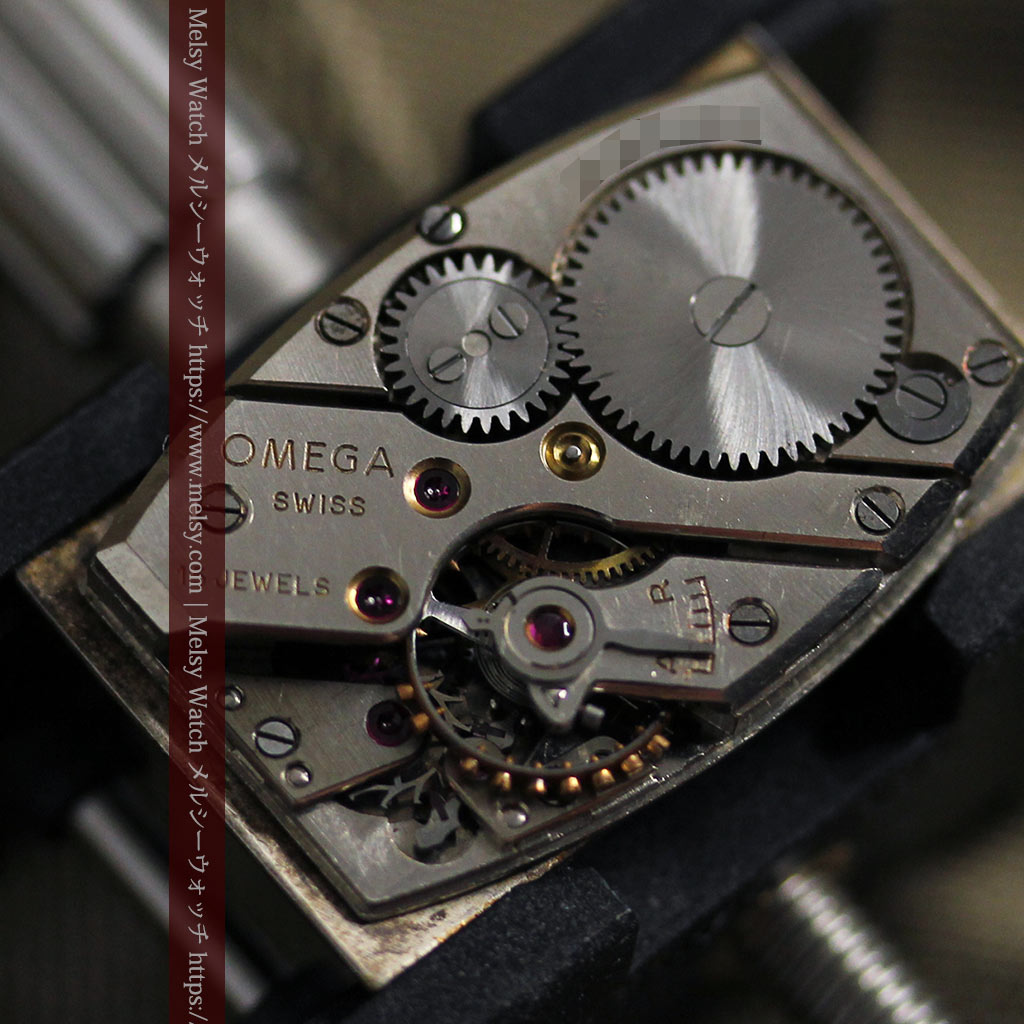 オメガのシックな黒色文字盤 品ある縦長アンティーク腕時計 【1940年製】