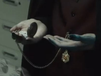 フジテレビのドラマ・世にも奇妙な物語で死神役が身に着けている懐中時計