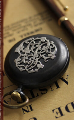 黒色に映える銀の紋章 オメガのアンティーク懐中時計 【1899年製】-P2308-1