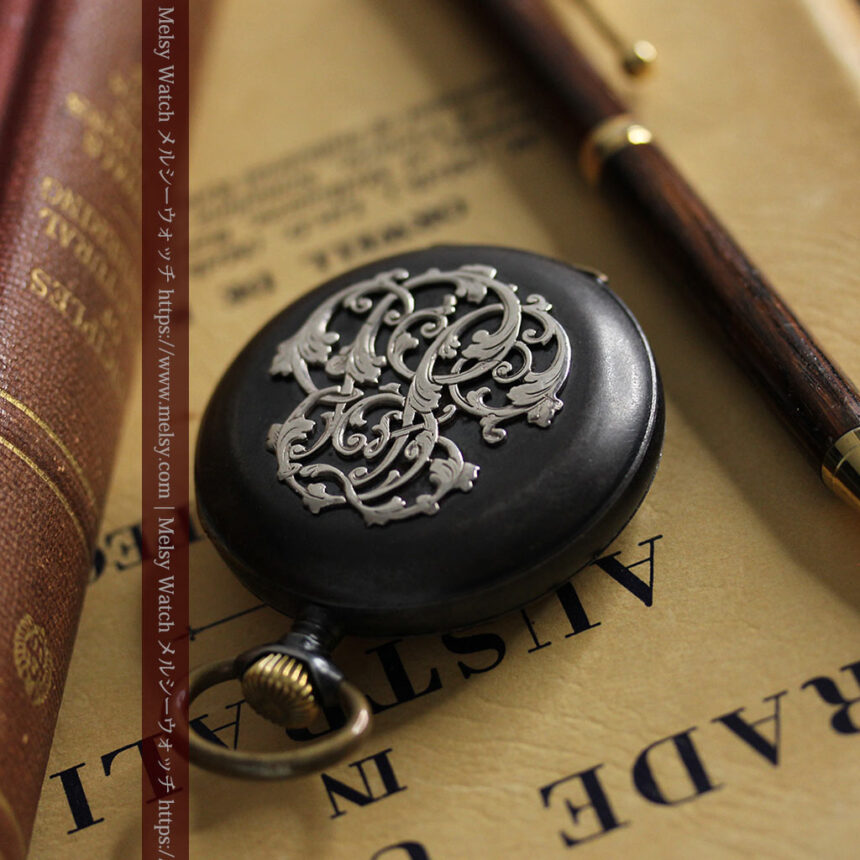 黒色に映える銀の紋章 オメガのアンティーク懐中時計 【1899年製】-P2308-1