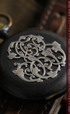 黒色に映える銀の紋章 オメガのアンティーク懐中時計 【1899年製】-P2308-10