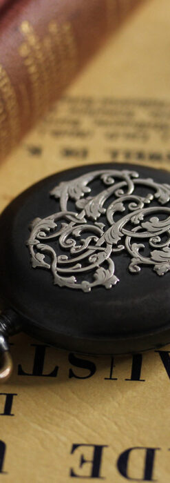 黒色に映える銀の紋章 オメガのアンティーク懐中時計 【1899年製】-P2308-2