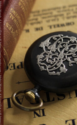 黒色に映える銀の紋章 オメガのアンティーク懐中時計 【1899年製】-P2308-7