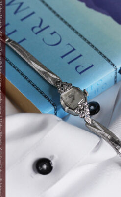 グリュエン レトロバンドが似合う白銀色の金無垢アンティーク腕時計 【1950年頃】-W1537-1