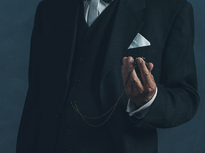 懐中時計を手にする紳士