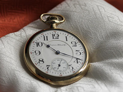 クッションの上の懐中時計