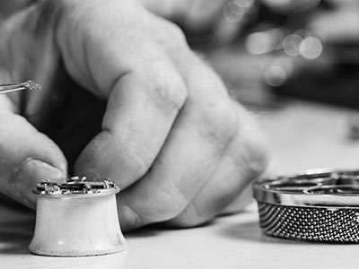 時計を修理する手