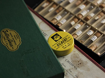 箱に入った昔の時計部品