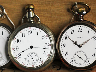 懐中時計と木のケース