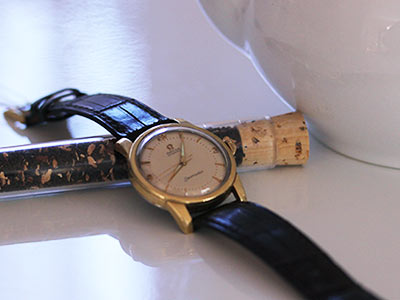 テーブルの上の腕時計
