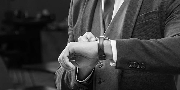 腕時計をしたスーツ姿の男性・白黒写真