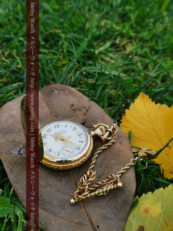 芝生と落ち葉と懐中時計