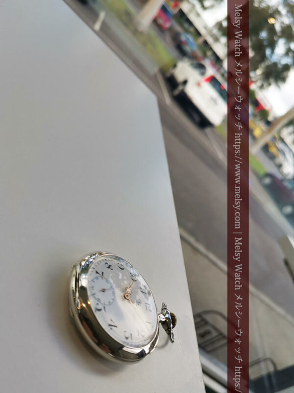 オメガの銀の懐中時計と外の風景