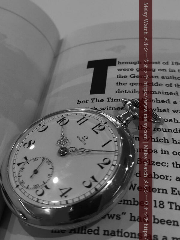 オメガの懐中時計のモノクロ写真