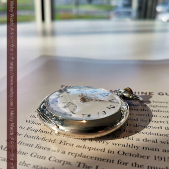 窓際のテーブルの懐中時計