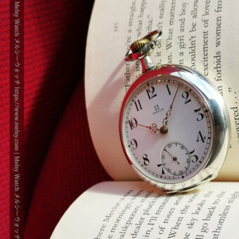 赤いソファーと本の上の懐中時計