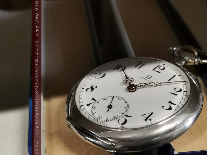 影のあるオメガの懐中時計の写真
