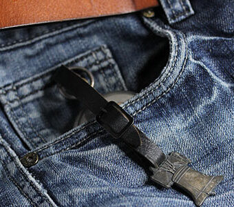 ジーンズと革バンド