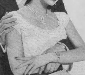 腕時計をした女性を後ろから抱く男性