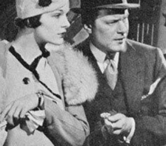 アンティーク腕時計を着けた女性の姿