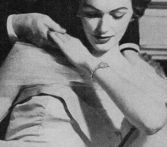 アンティーク腕時計を着けた女性の姿