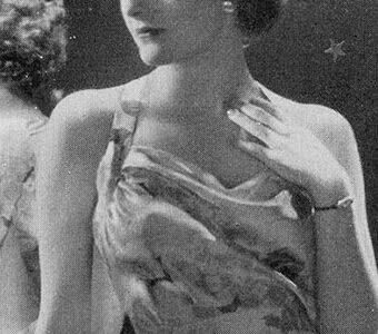 腕時計を着けるドレス姿の女性