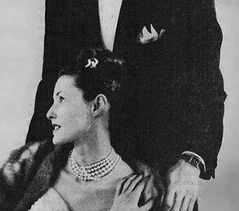 女性の方に手をかける腕時計をした紳士