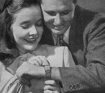 女性と嬉しそうに腕時計を見る男性