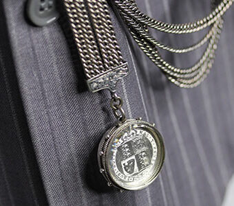 アルバートチェーンの銀貨飾り