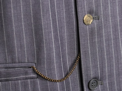 ベストに取り付けたボタン型チェーン