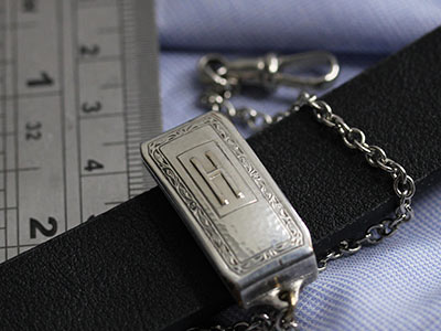 ズボンのバンドに取り付ける懐中時計のチェーン
